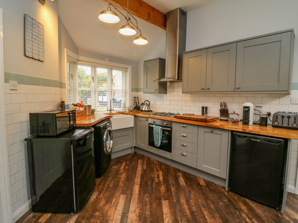 Cottage | Private kitchen | Dishwasher, cookware/dishes/utensils