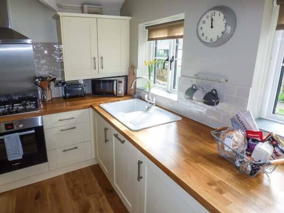 Cottage | Private kitchen | Fridge, microwave, stovetop, dishwasher