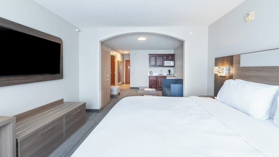 Pillowtop beds, in-room safe, desk, laptop workspace