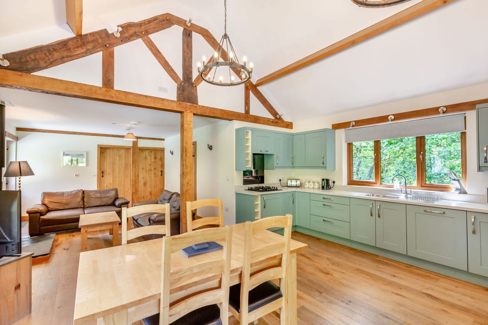 Cottage | Private kitchen | Microwave, stovetop, dishwasher, cookware/dishes/utensils