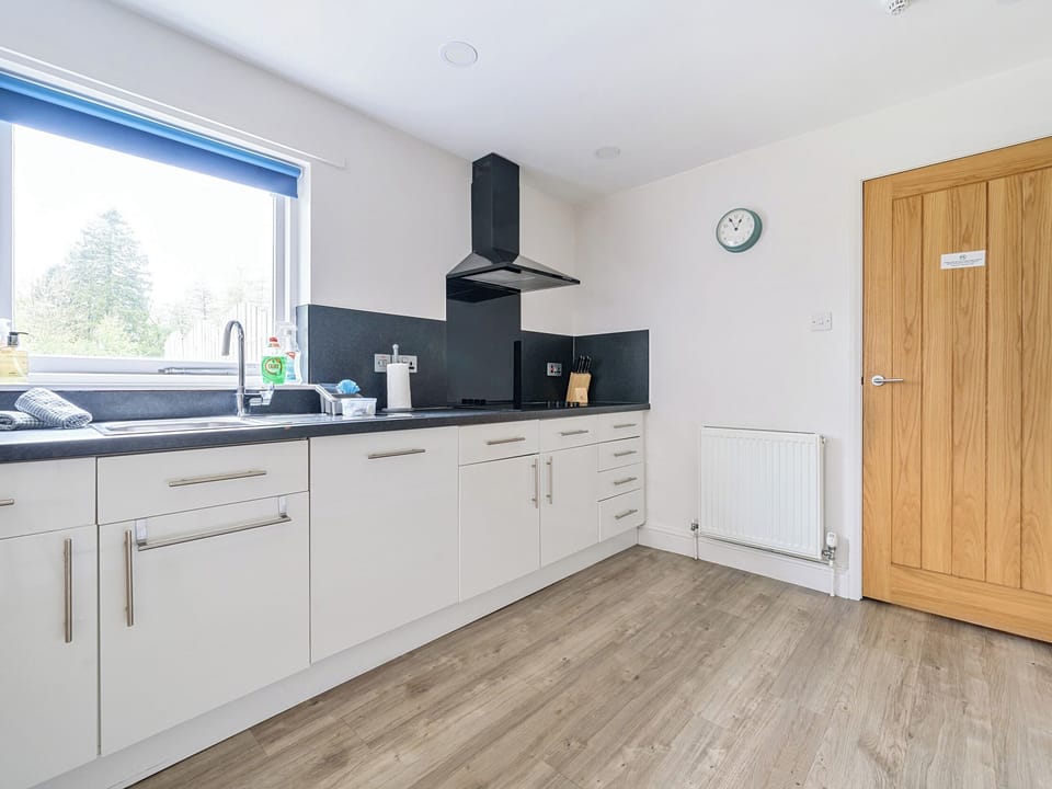 Cottage | Private kitchen | Dishwasher, cookware/dishes/utensils