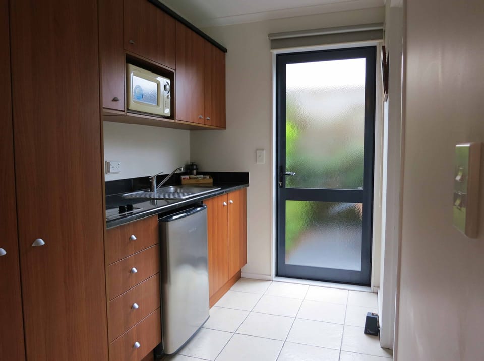 Standard Studio, Non Smoking, Kitchen (Studio Spa Bath Units) | Premium bedding, individually decorated, individually furnished, desk