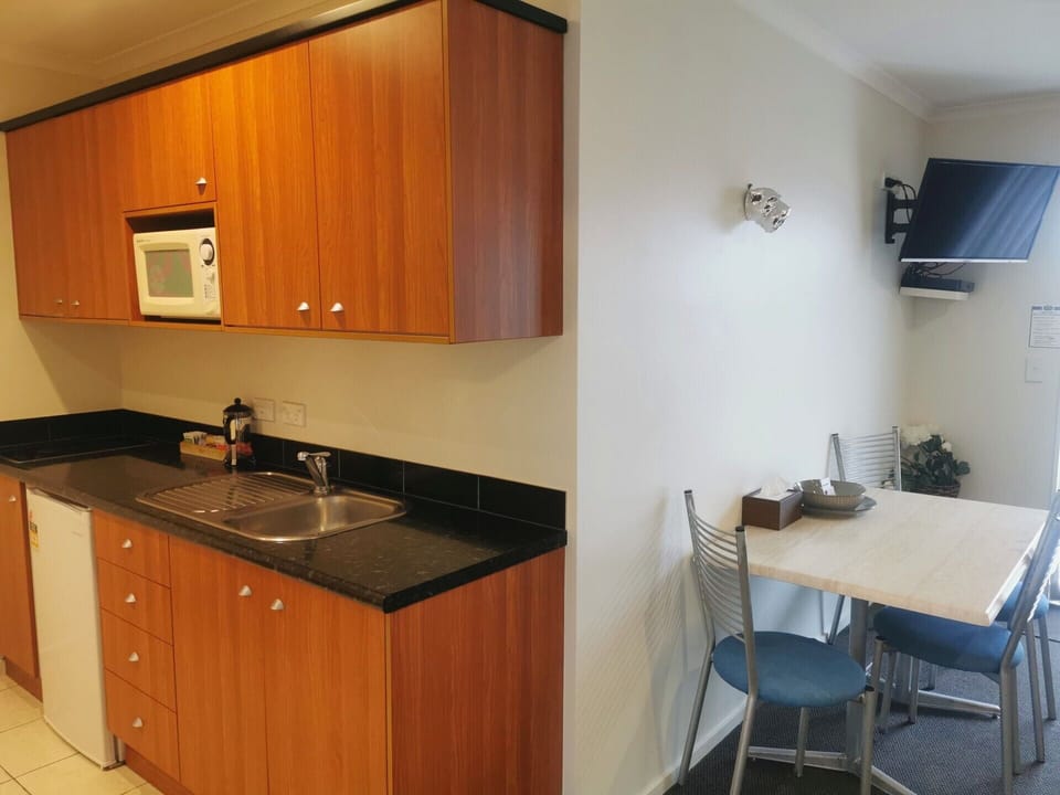 Standard Suite, 1 Bedroom, Kitchen | Private kitchen | Fridge, microwave, coffee/tea maker, electric kettle