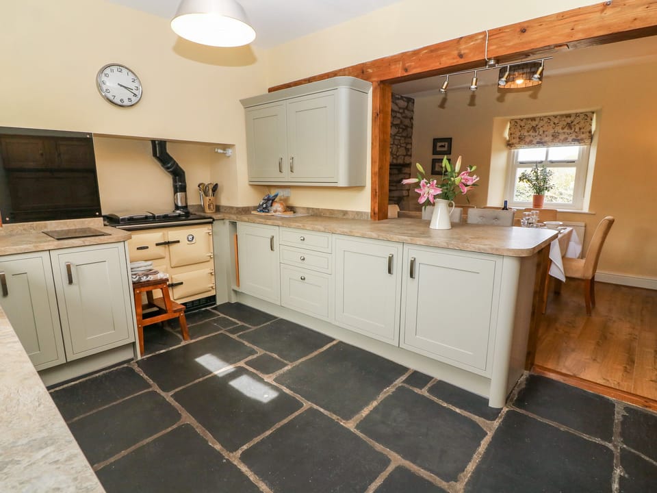Cottage | Private kitchen | Stovetop, dishwasher, highchair, cookware/dishes/utensils