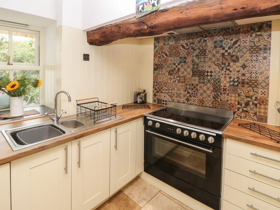 Cottage | Private kitchen | Fridge, microwave, stovetop, dishwasher
