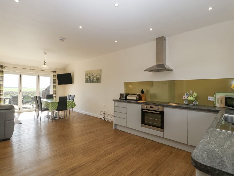 Cottage | Private kitchen | Microwave, stovetop, dishwasher, electric kettle