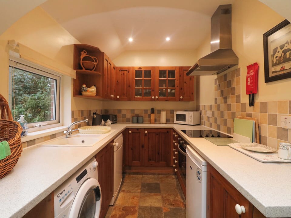 Cottage | Private kitchen | Fridge, microwave, stovetop, dishwasher