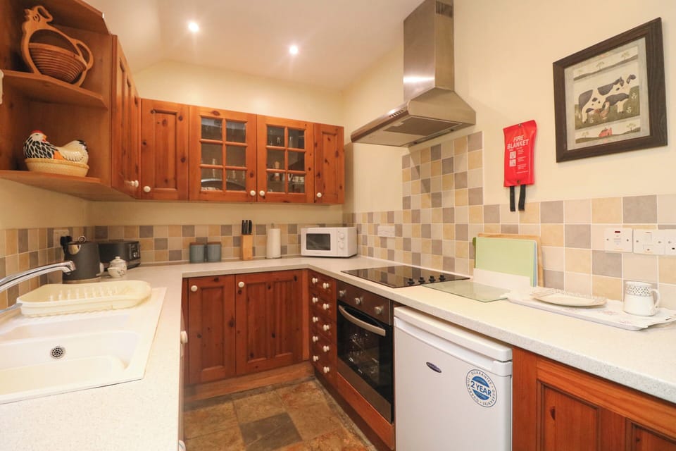Cottage | Private kitchen | Fridge, microwave, stovetop, dishwasher