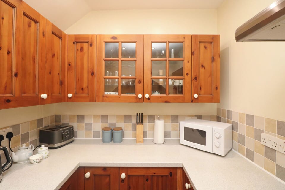 Cottage | Private kitchen | Fridge, microwave, stovetop, dishwasher