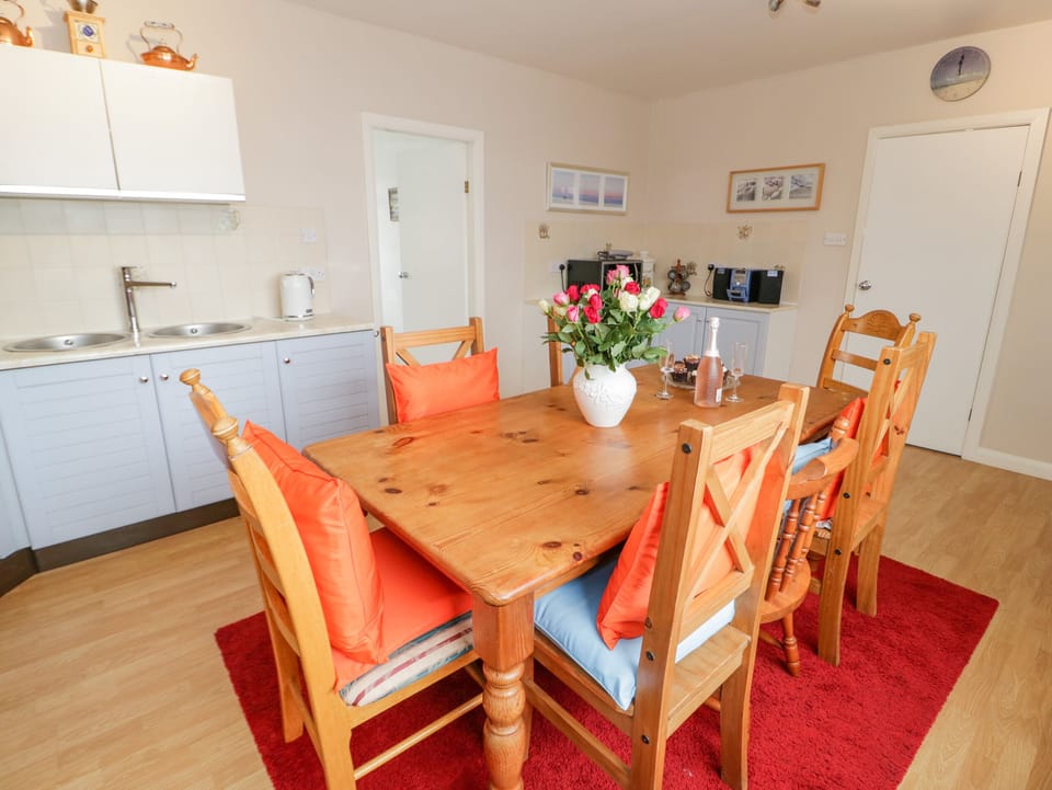 Cottage | Dining