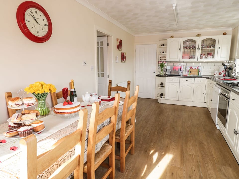 Cottage | Private kitchen | Dishwasher, highchair, cookware/dishes/utensils