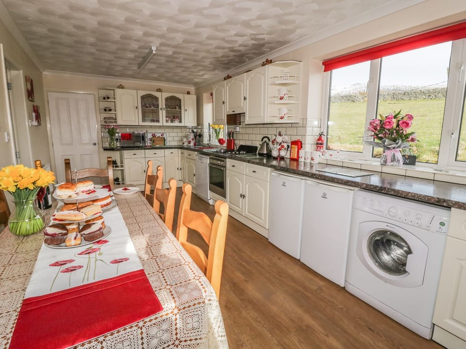 Cottage | Private kitchen | Dishwasher, highchair, cookware/dishes/utensils