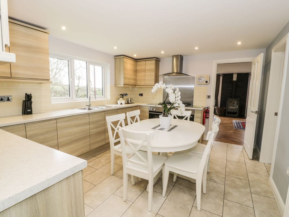 Cottage | Private kitchen | Fridge, microwave, stovetop, dishwasher