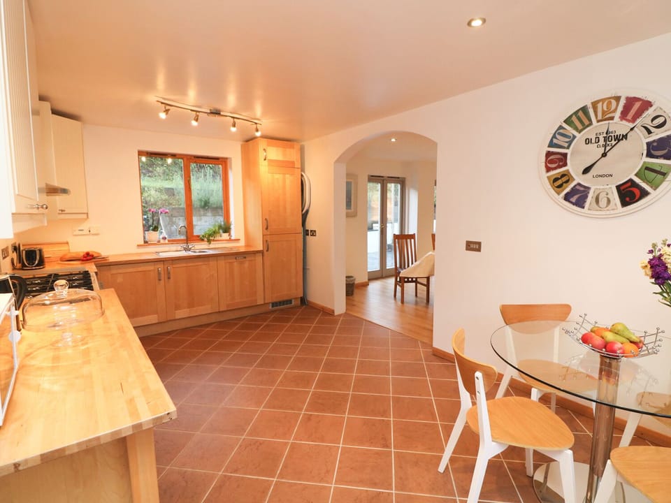 Cottage | Private kitchen | Fridge, microwave, dishwasher, highchair