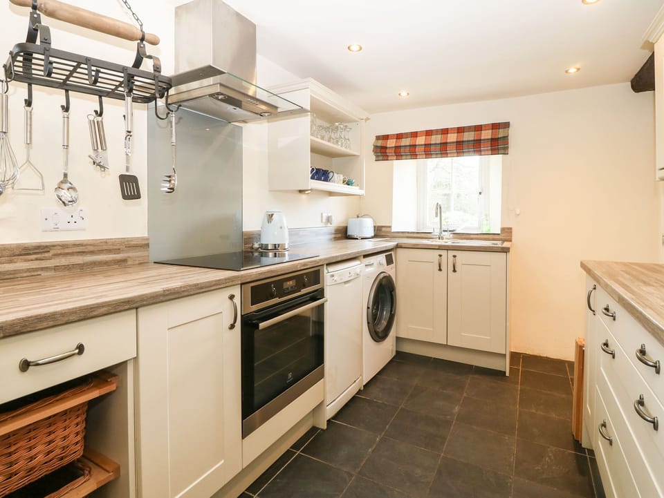 Cottage | Private kitchen | Fridge, microwave, stovetop, dishwasher