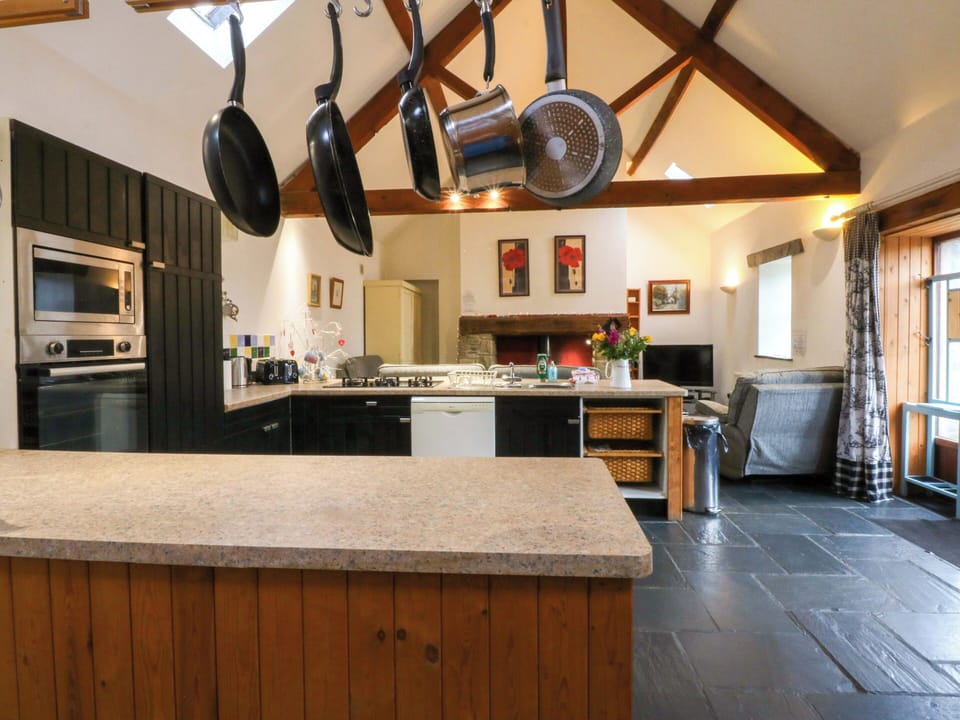 Cottage | Private kitchen | Dishwasher, cookware/dishes/utensils