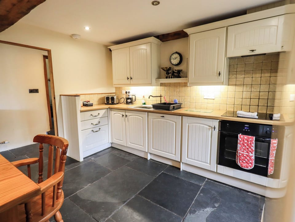 Cottage | Private kitchen | Microwave, stovetop, dishwasher, electric kettle