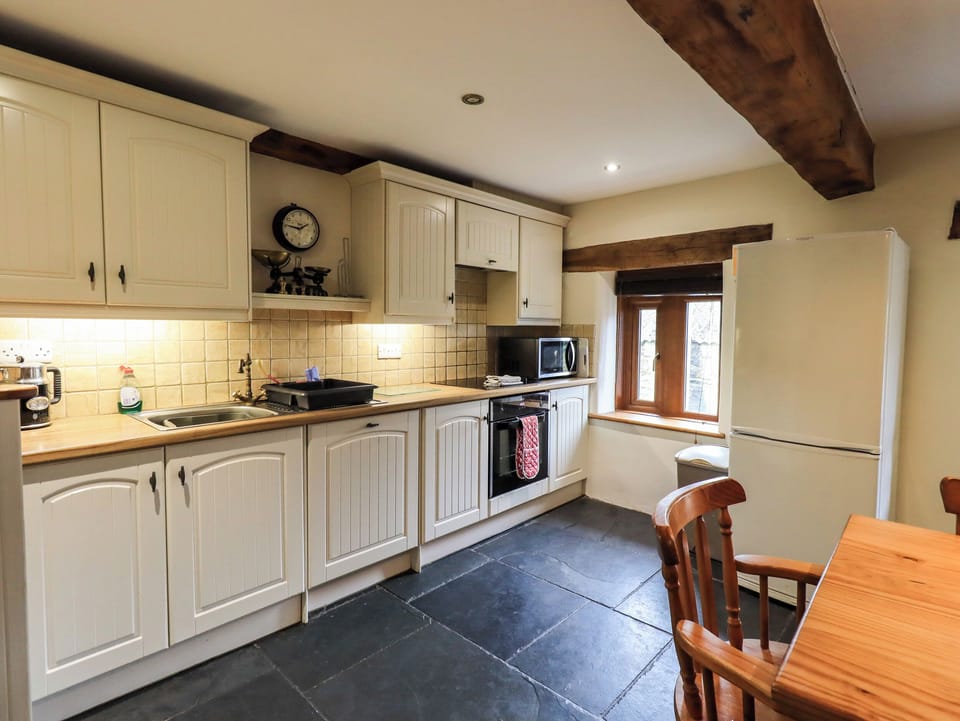 Cottage | Private kitchen | Microwave, stovetop, dishwasher, electric kettle