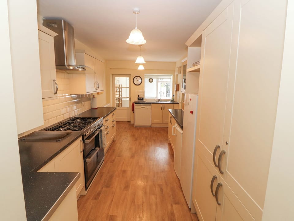 Cottage | Private kitchen | Fridge, microwave, stovetop, dishwasher