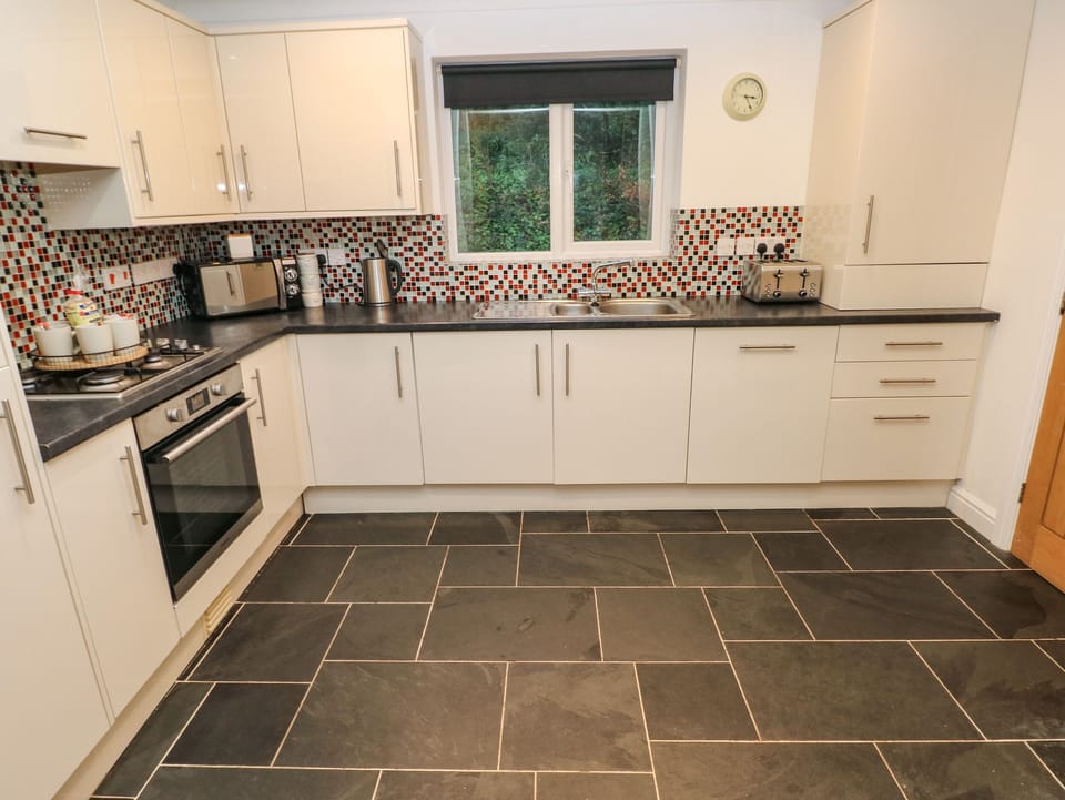 Cottage | Private kitchen | Stovetop, dishwasher, highchair, cookware/dishes/utensils