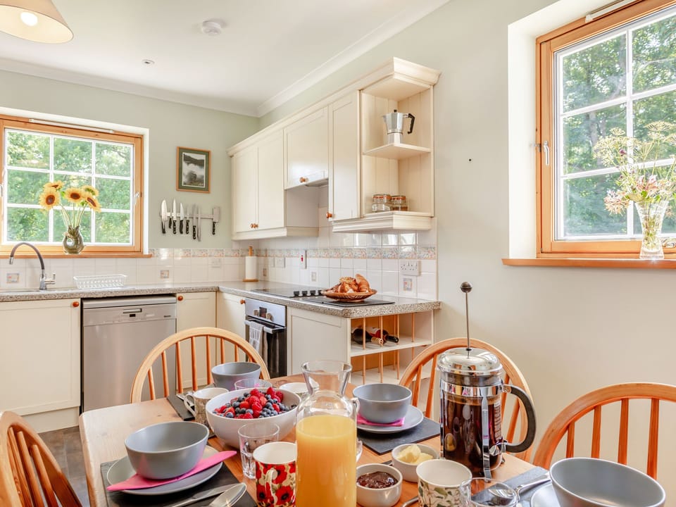 Cottage | Private kitchen | Dishwasher, cookware/dishes/utensils
