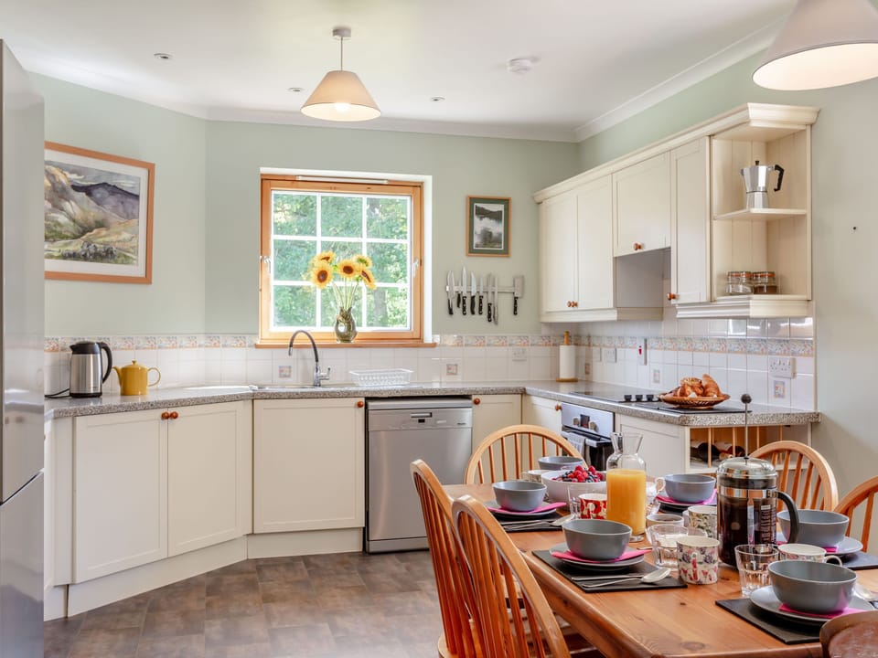 Cottage | Private kitchen | Dishwasher, cookware/dishes/utensils