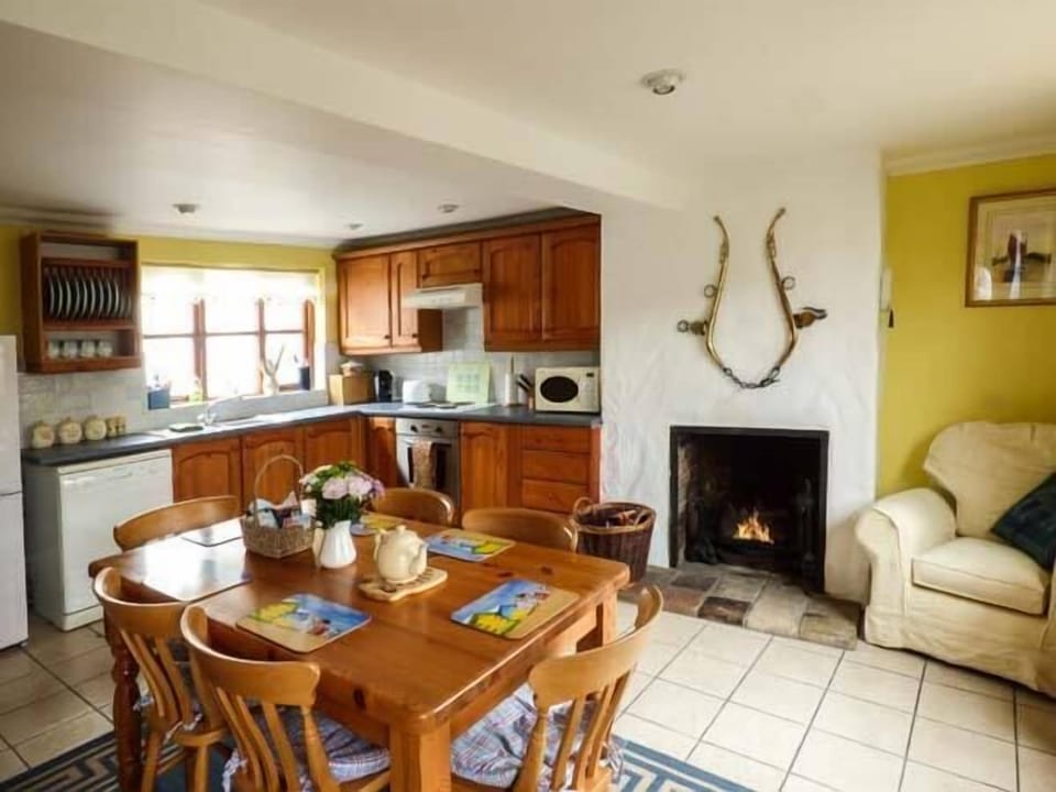 Cottage | Dining