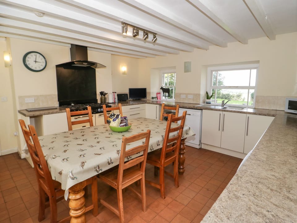 Cottage | Private kitchen | Fridge, microwave, dishwasher, highchair