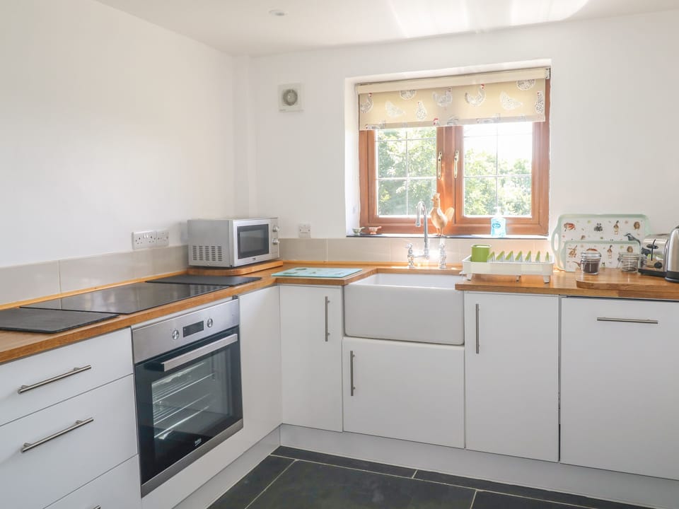 Cottage | Private kitchen | Fridge, microwave, oven, stovetop