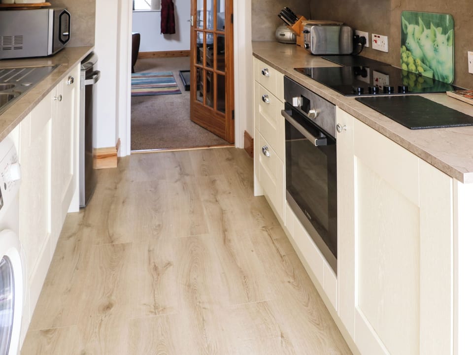 Cottage | Private kitchen | Dishwasher, cookware/dishes/utensils