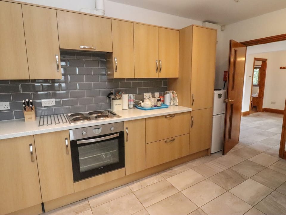 Cottage | Private kitchen | Dishwasher, cookware/dishes/utensils