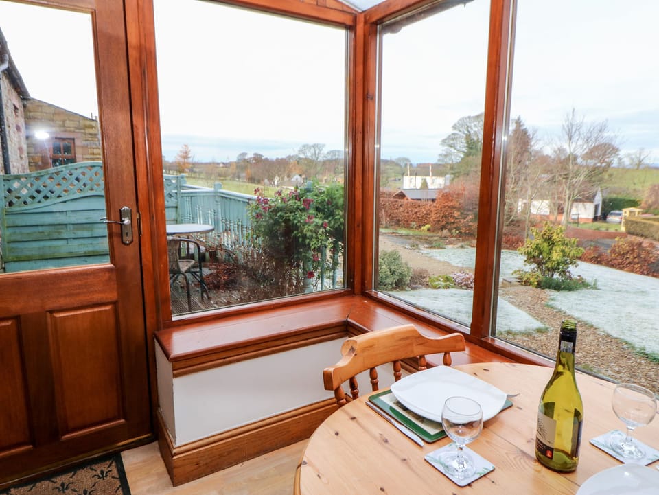 Cottage | Private kitchen | Stovetop, dishwasher, cookware/dishes/utensils
