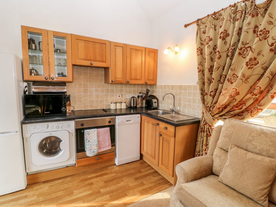 Cottage | Private kitchen | Stovetop, dishwasher, electric kettle, highchair