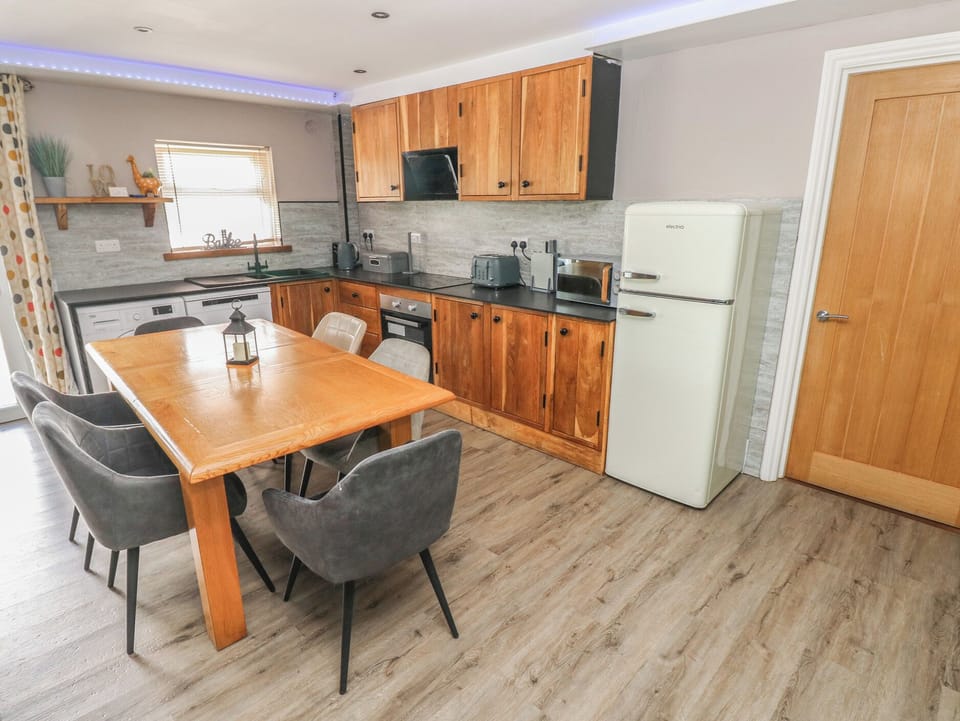 Cottage | Private kitchen | Fridge, dishwasher, highchair, cookware/dishes/utensils