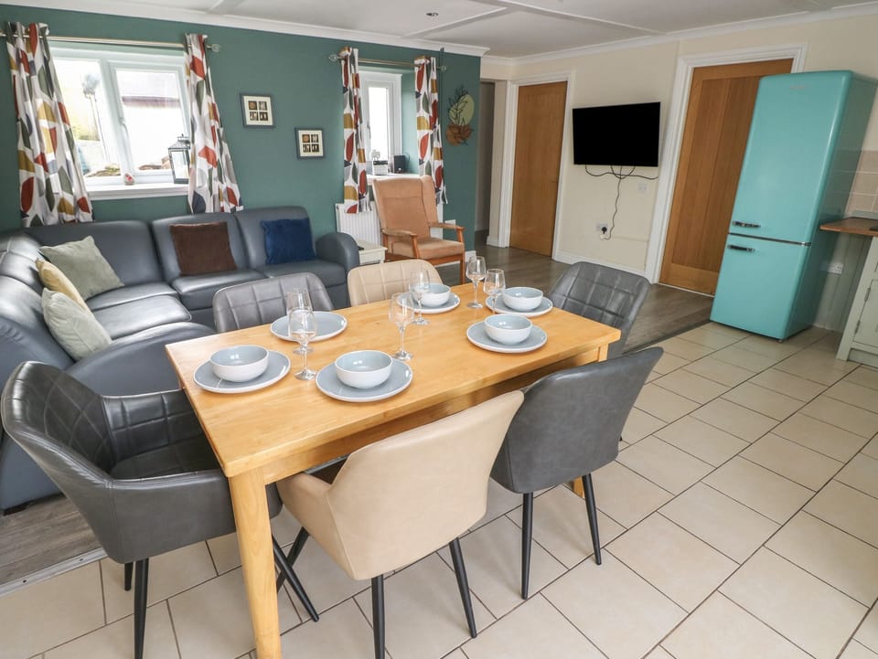 Cottage | Dining