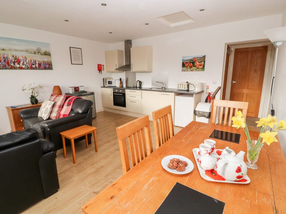 Cottage | Dining