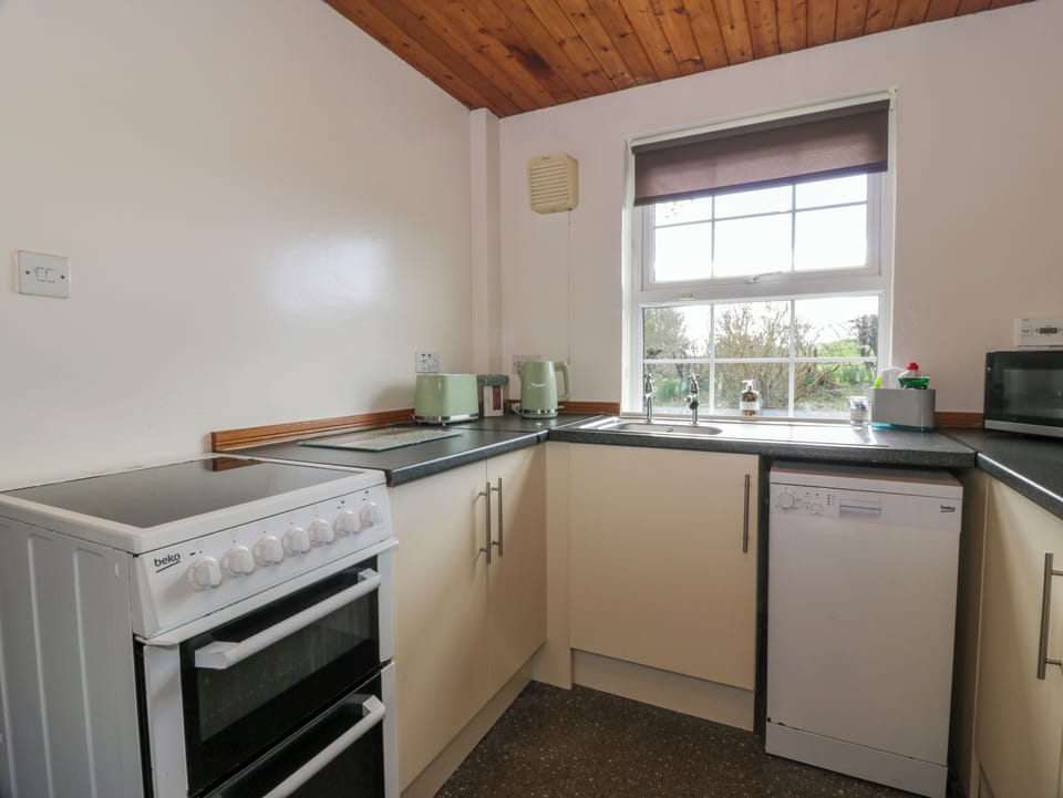 Cottage | Private kitchen | Stovetop, dishwasher, highchair, cookware/dishes/utensils
