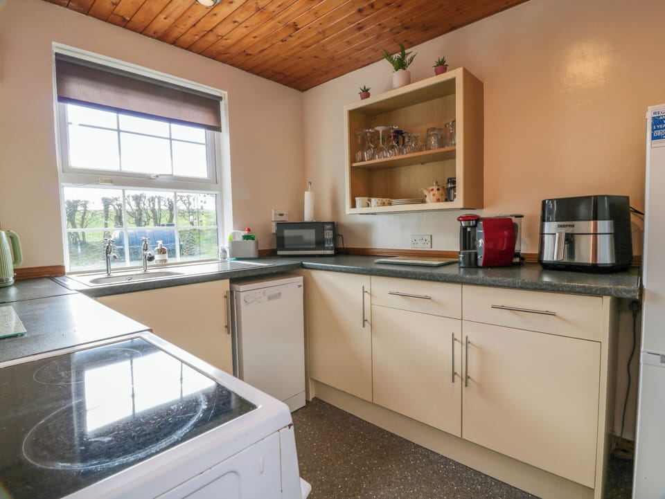 Cottage | Private kitchen | Stovetop, dishwasher, highchair, cookware/dishes/utensils