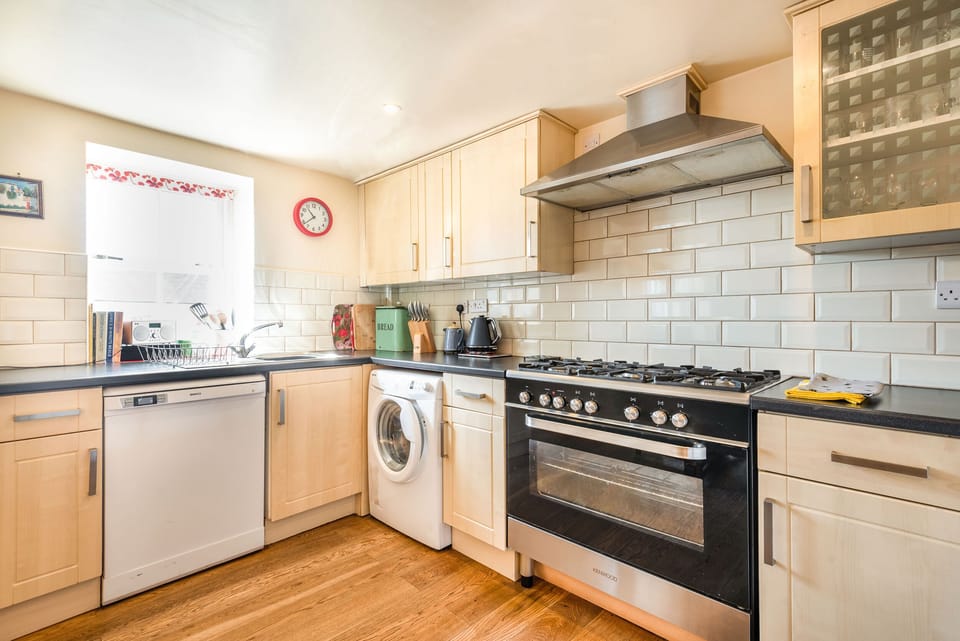 Cottage | Private kitchen | Dishwasher, highchair, cookware/dishes/utensils