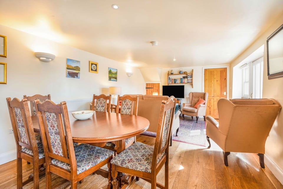 Cottage | Private kitchen | Dishwasher, highchair, cookware/dishes/utensils