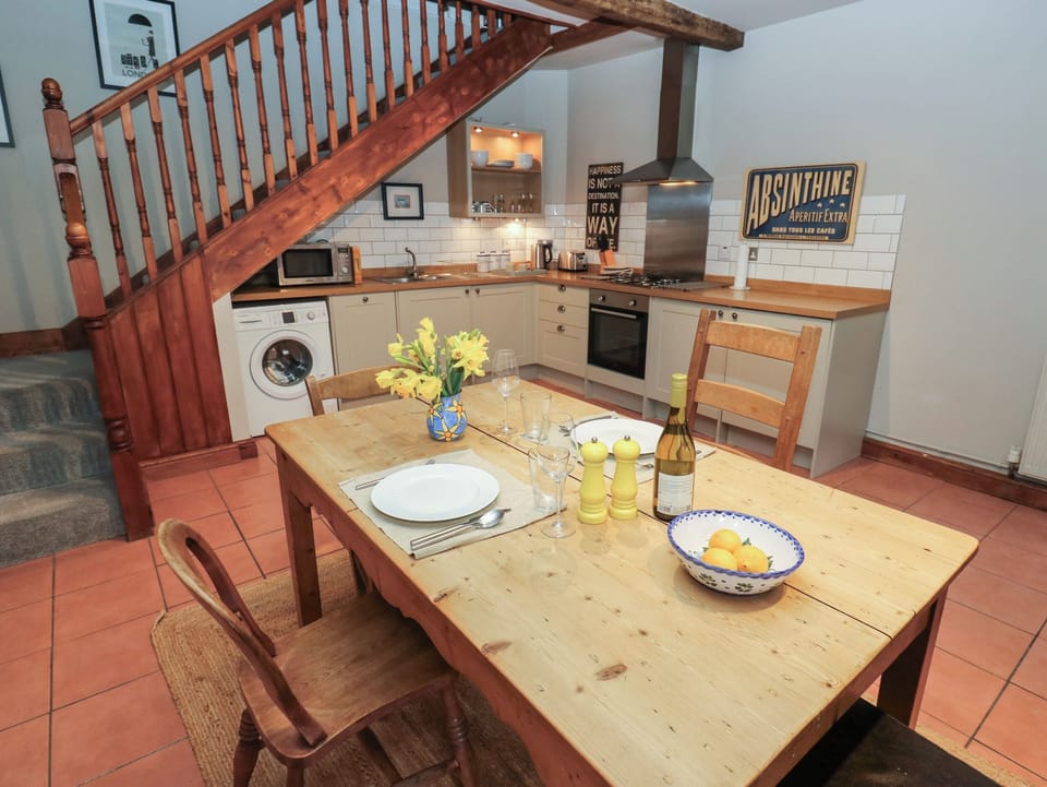 Cottage | Dining