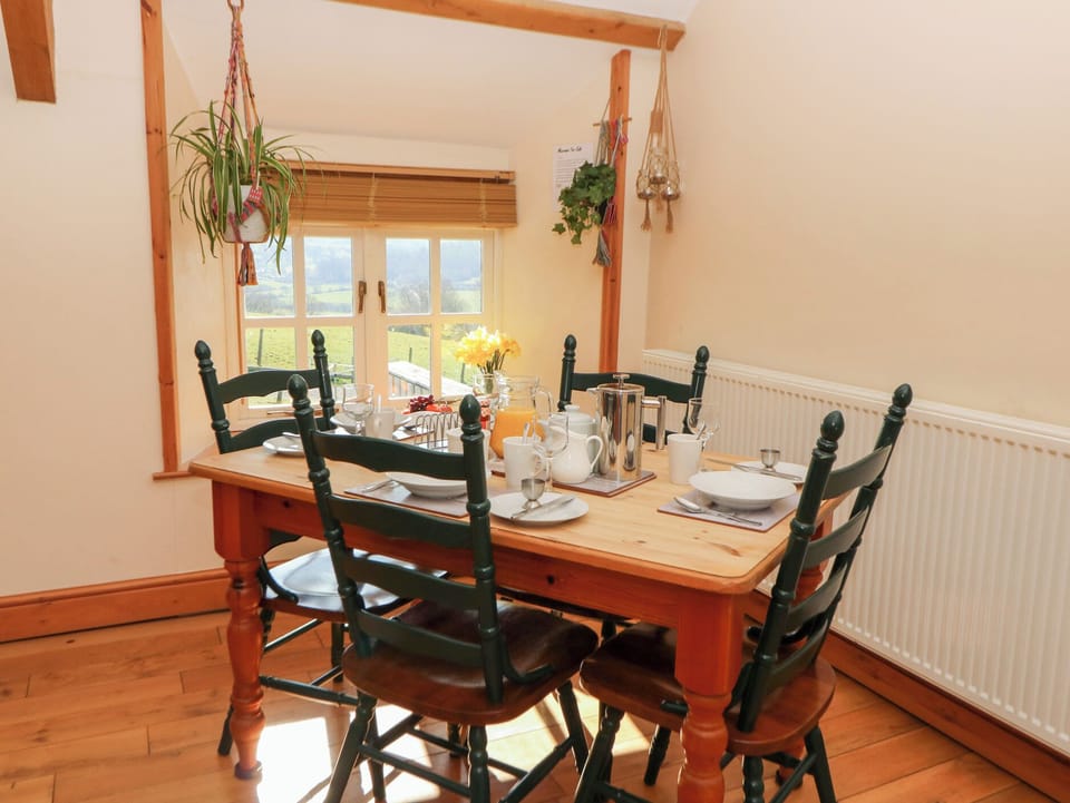 Cottage | Dining