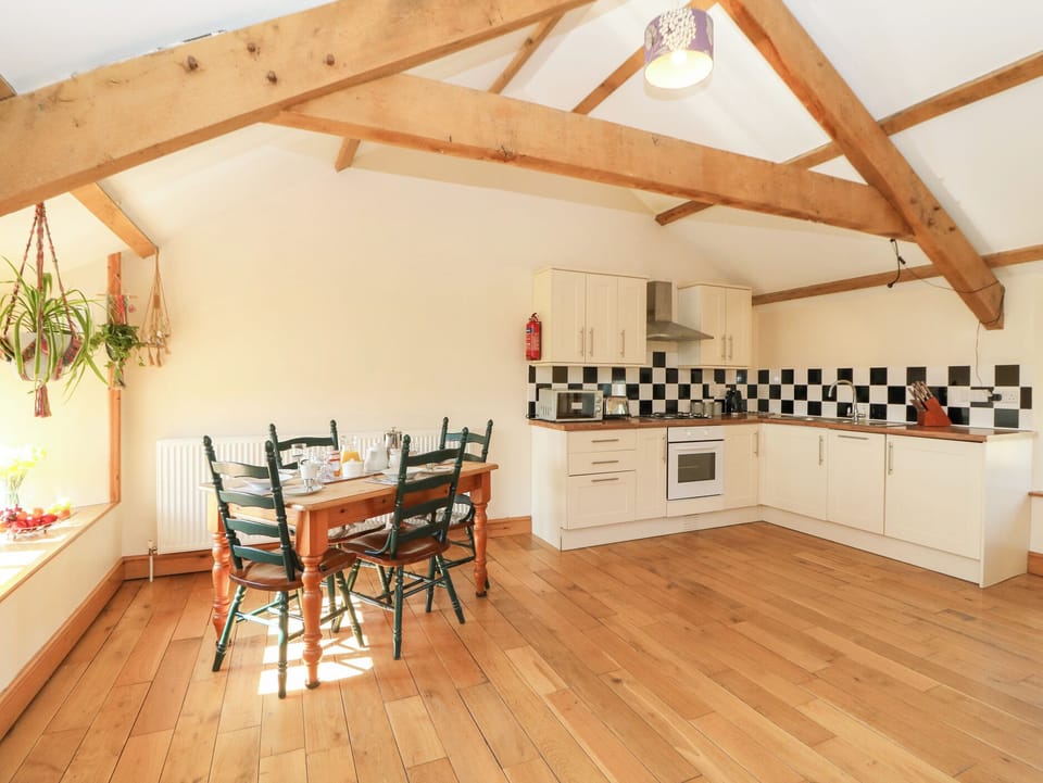 Cottage | Private kitchen | Dishwasher, cookware/dishes/utensils