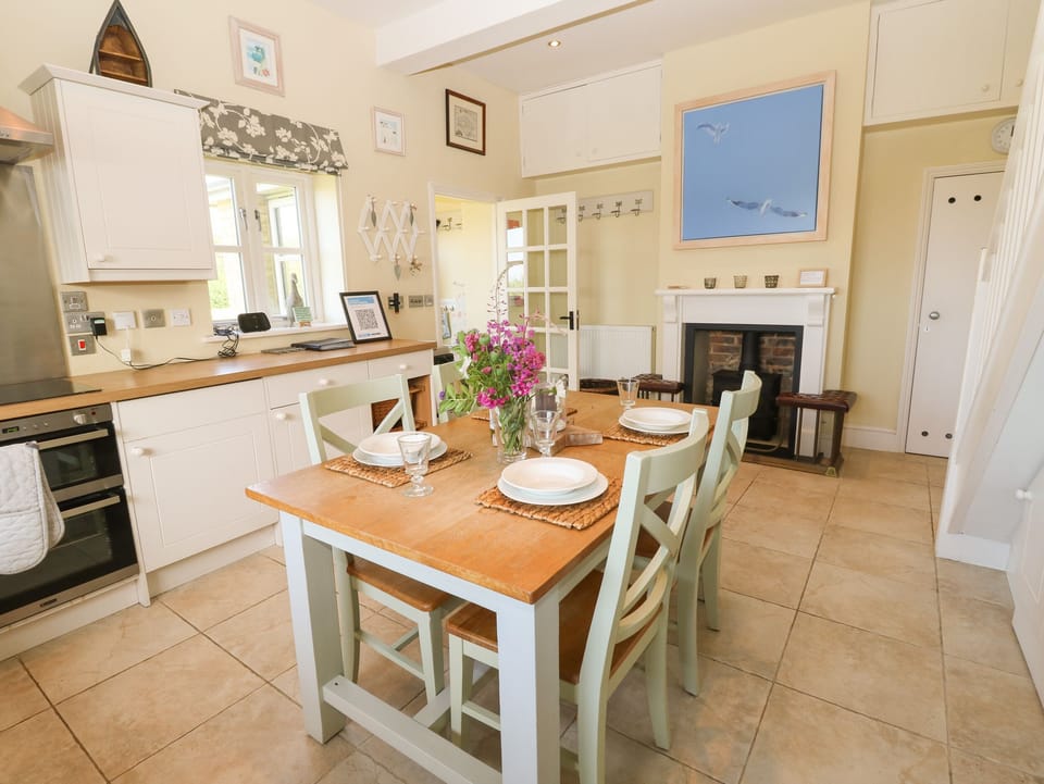 Cottage | Private kitchen | Dishwasher, cookware/dishes/utensils