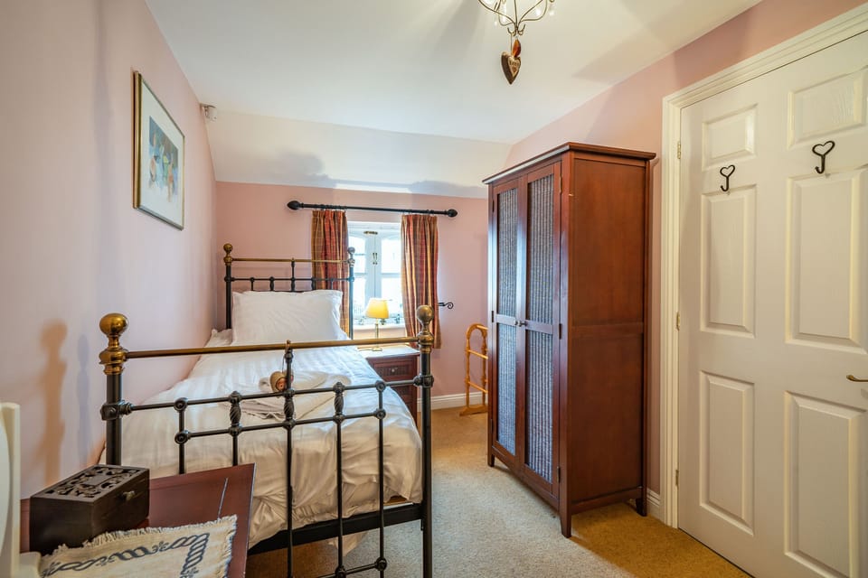 Cottage | 2 bedrooms, individually decorated, individually furnished, free WiFi