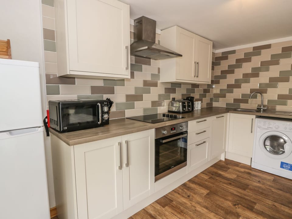 Cottage | Private kitchen | Stovetop, dishwasher, highchair, cookware/dishes/utensils