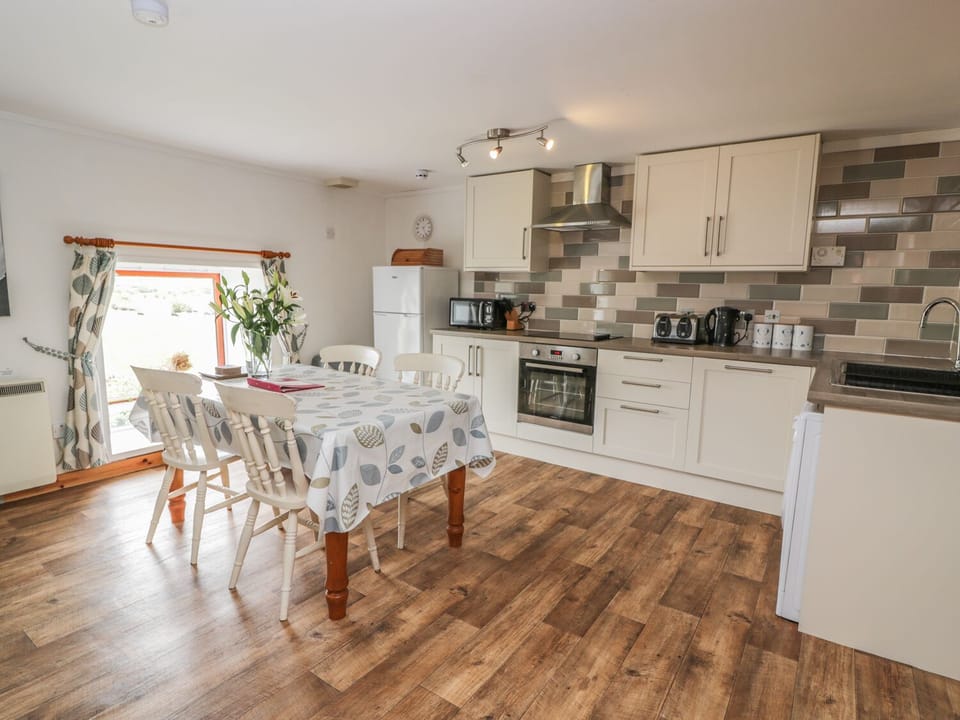 Cottage | Private kitchen | Stovetop, dishwasher, highchair, cookware/dishes/utensils