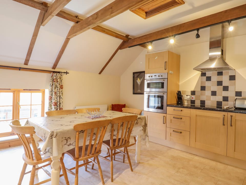 Cottage | Private kitchen | Fridge, microwave, stovetop, dishwasher