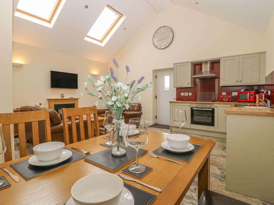 Cottage | Dining