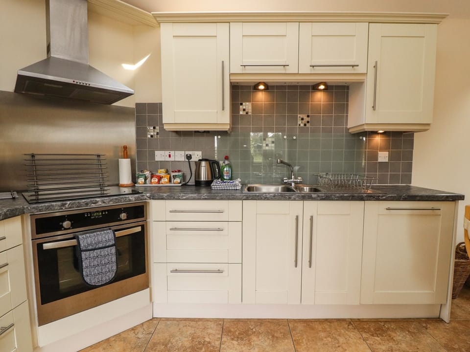 Cottage | Private kitchen | Fridge, microwave, dishwasher, toaster